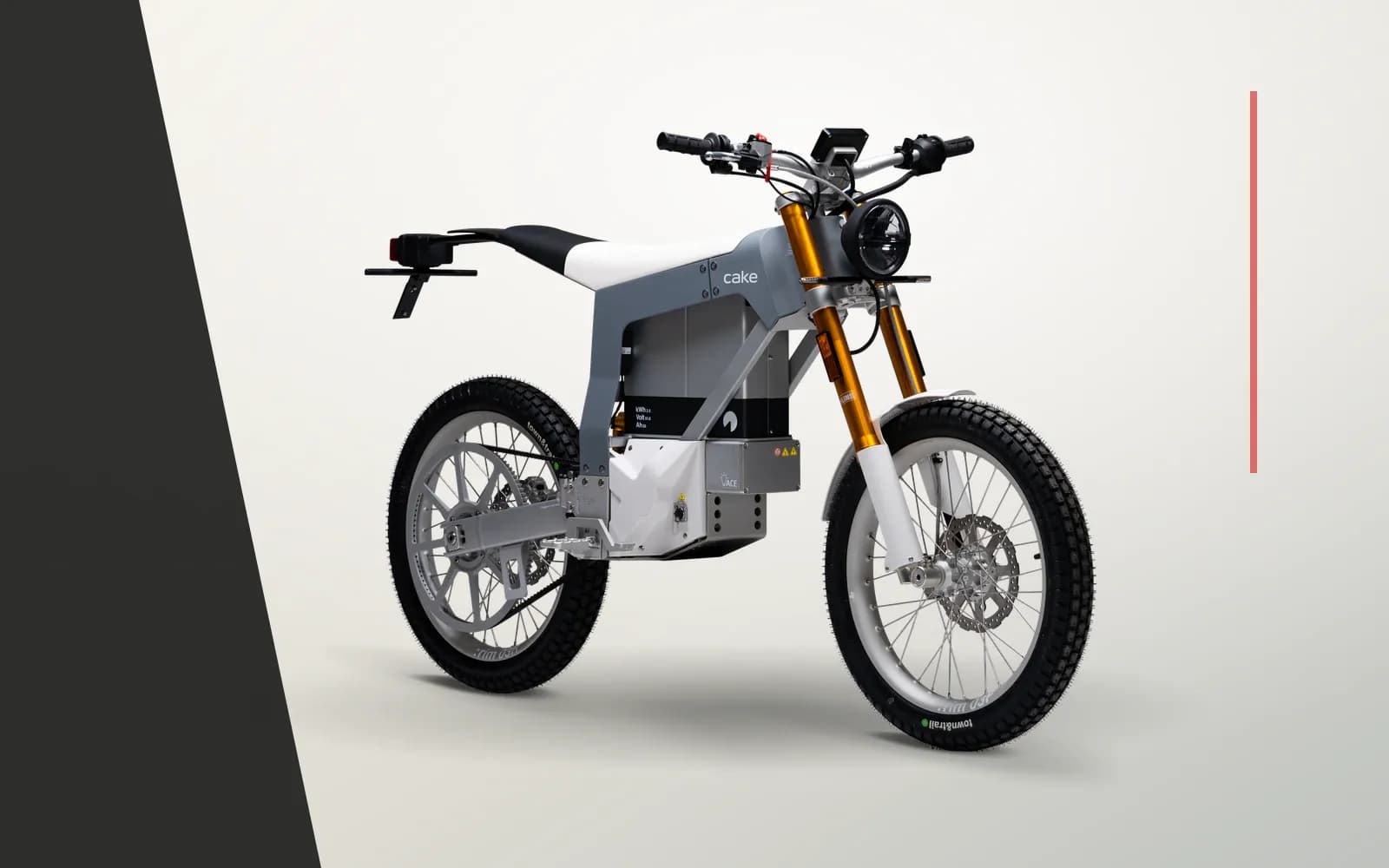 CAKE Kalk в полном официальном студийном ракурсе на фирменной сцене Bikers