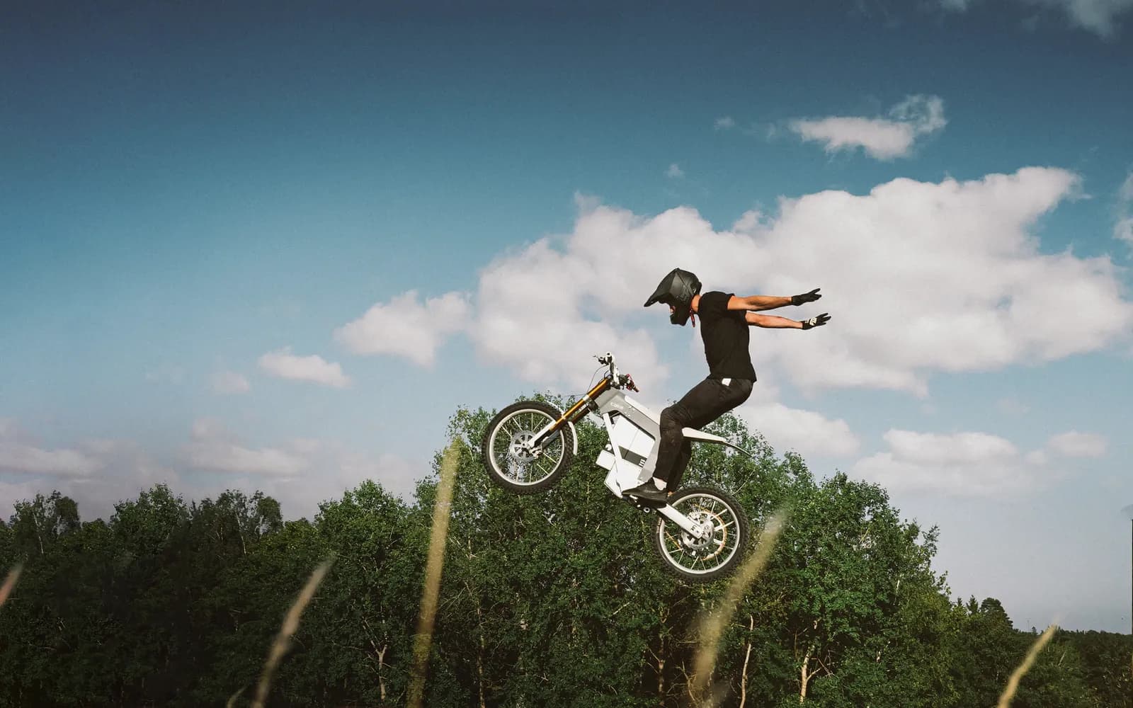 CAKE Kalk в полном официальном студийном ракурсе на фирменной сцене Bikers