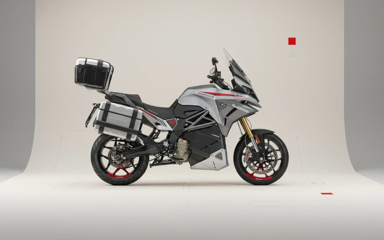 Energica Experia в светлой adventure-комплектации с багажным кофром