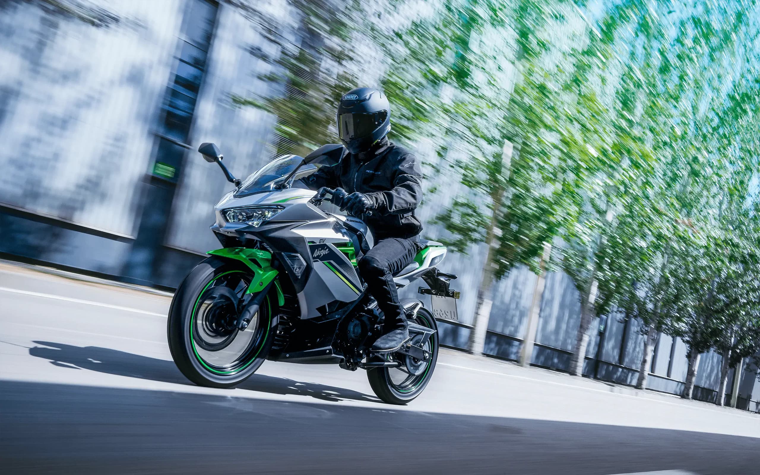 Kawasaki Ninja e-1 ABS, визуализация исполнения Metallic Bright Silver/Metallic Matte Lime Green