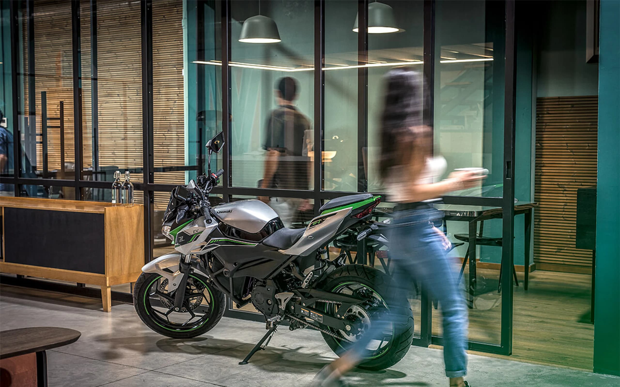 Kawasaki Z e-1 ABS, визуализация исполнения Metallic Bright Silver/Matte Lime Green/Ebony