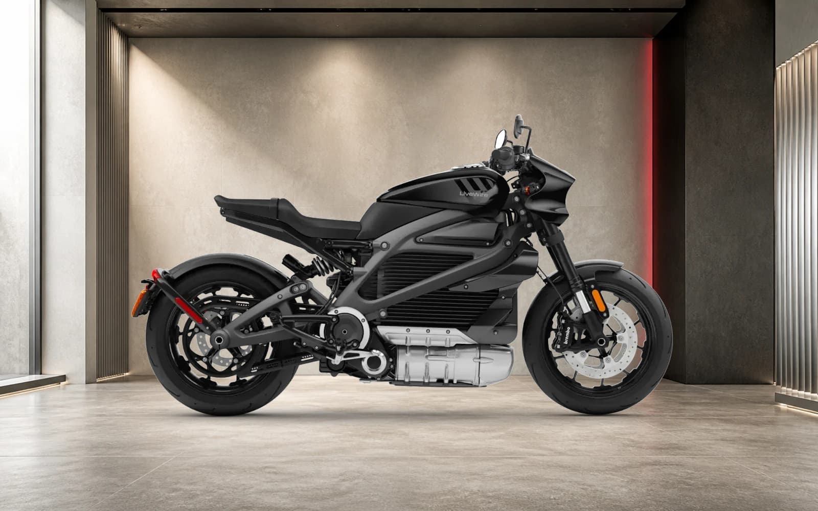 LiveWire ONE в исполнении Liquid Black, полный профиль в студии Bikers