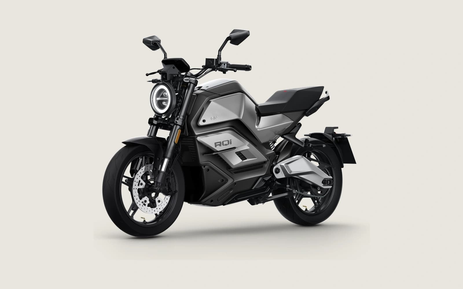 NIU RQi Sport Grey, мотоцикл целиком в переднем ракурсе три четверти на нейтральном фоне