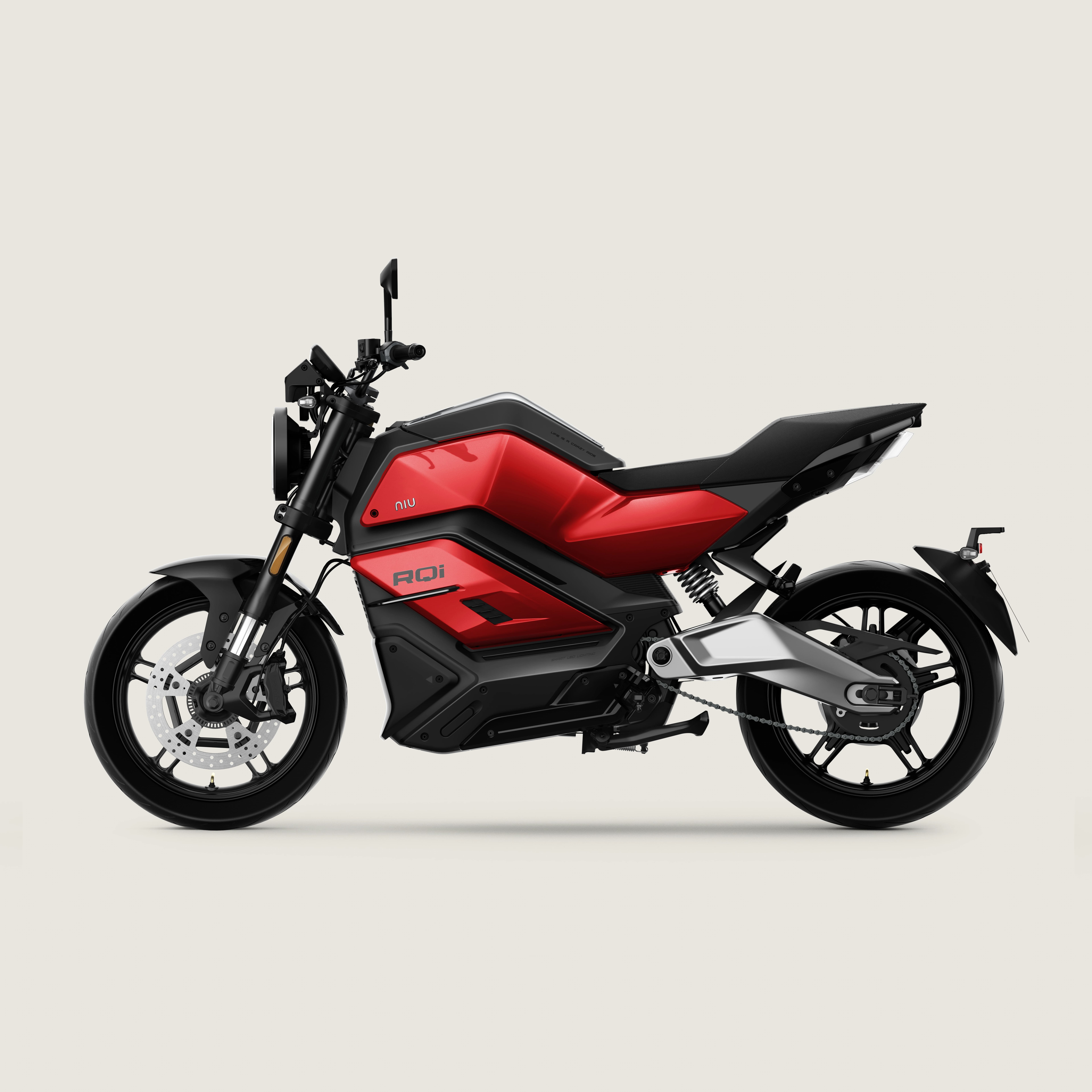 NIU RQi Sport Red — полный боковой профиль, официальный студийный кадр