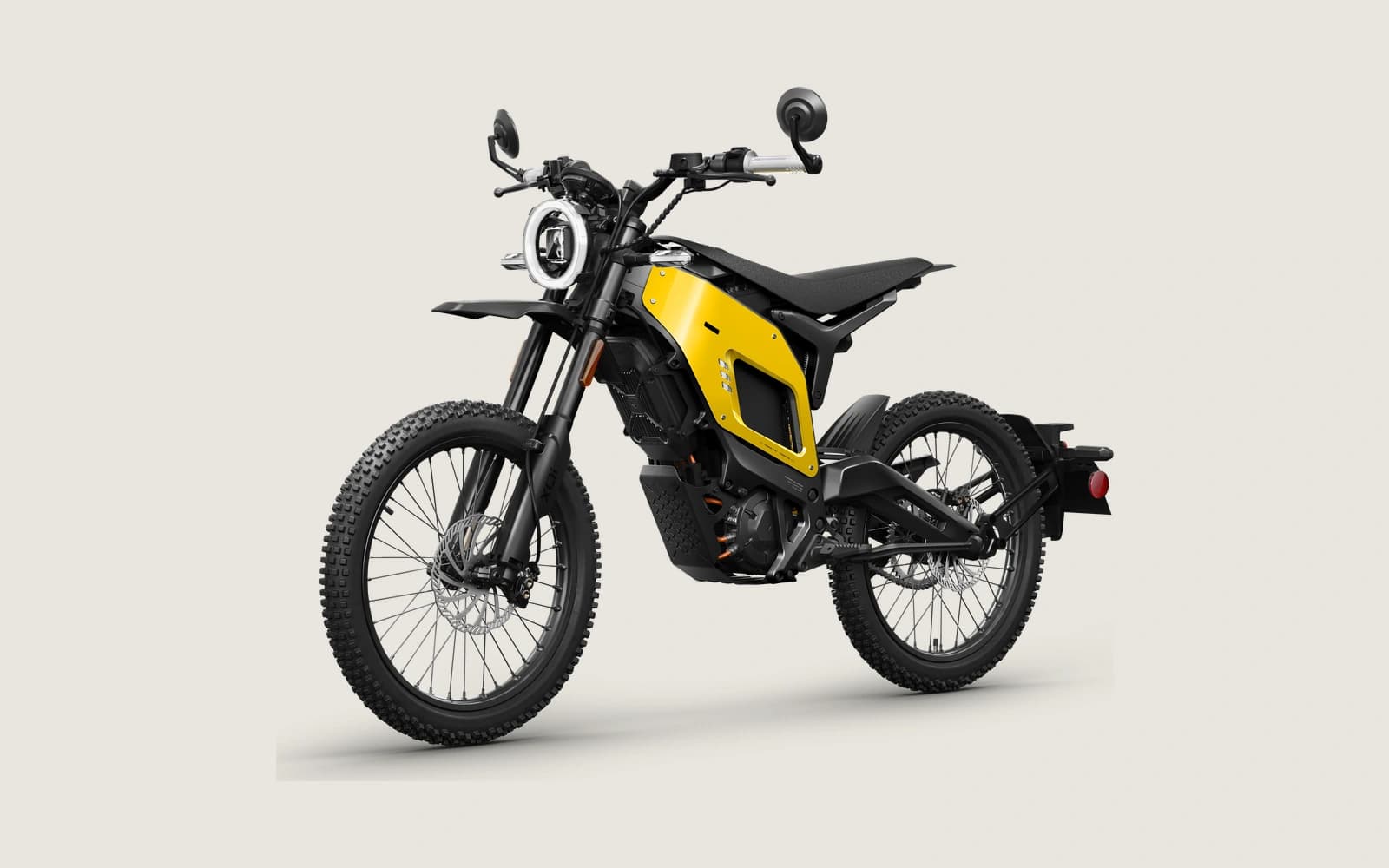NIU XQi3 Yellow, полный студийный ракурс спереди в три четверти на фоне Bikers mist, без обрезки колёс и зеркал