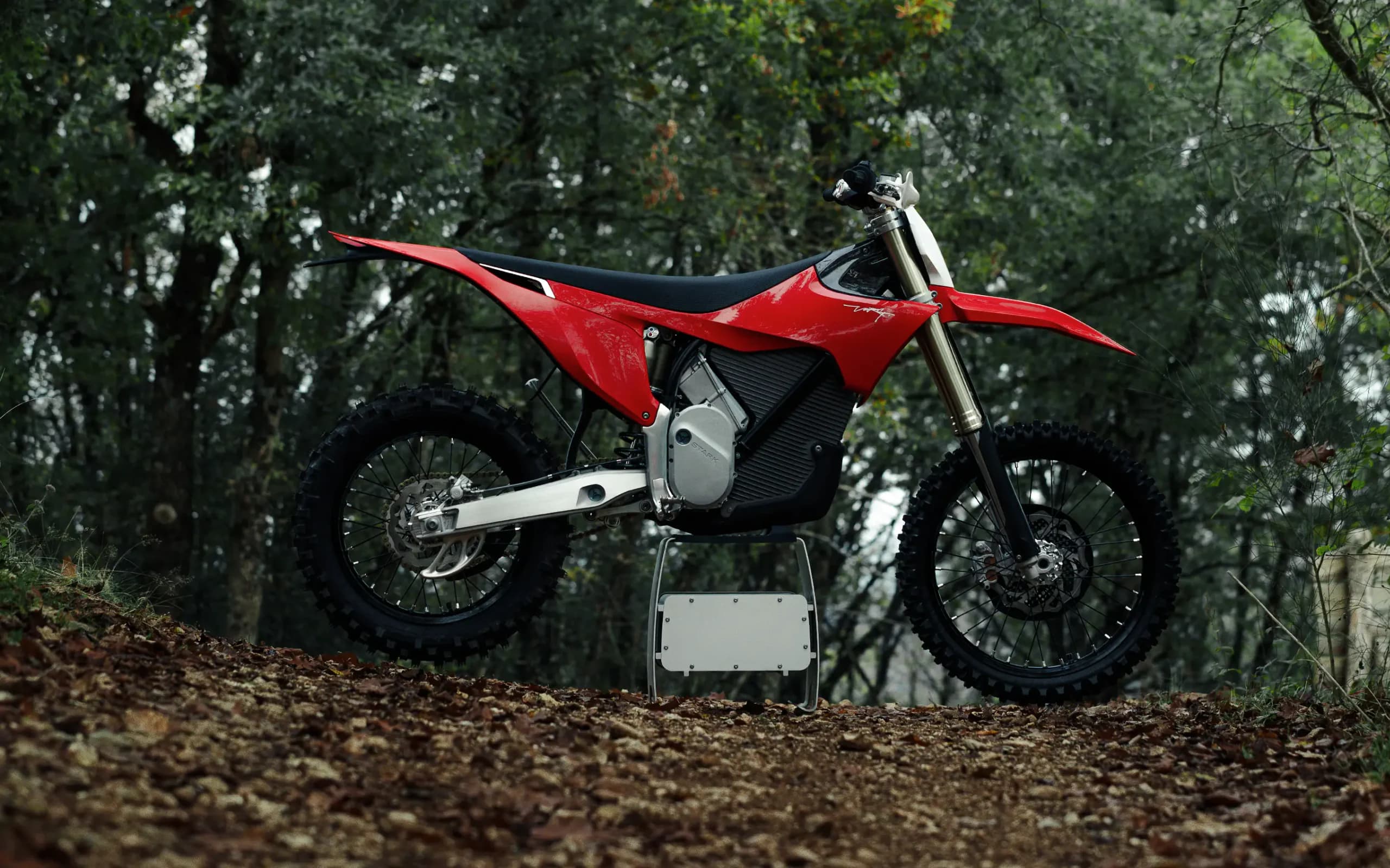 Stark VARG EX в официальном исполнении Stark Red