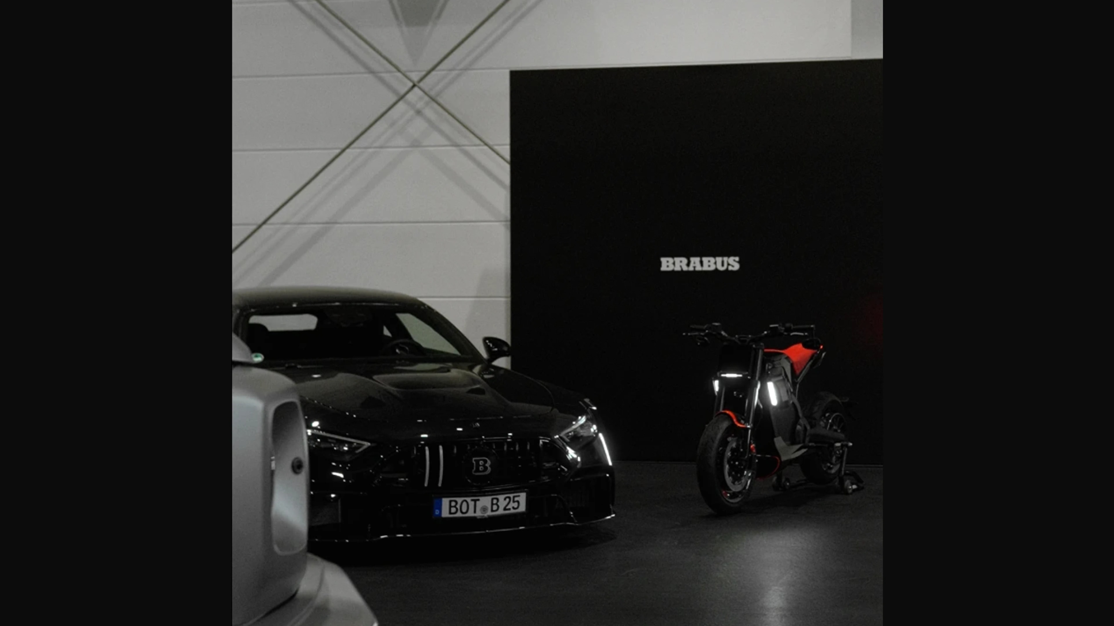 BRABUS Urban E в полностью чёрной городской комплектации. Статичный poster; полный motion-опыт доступен внутри Specials.