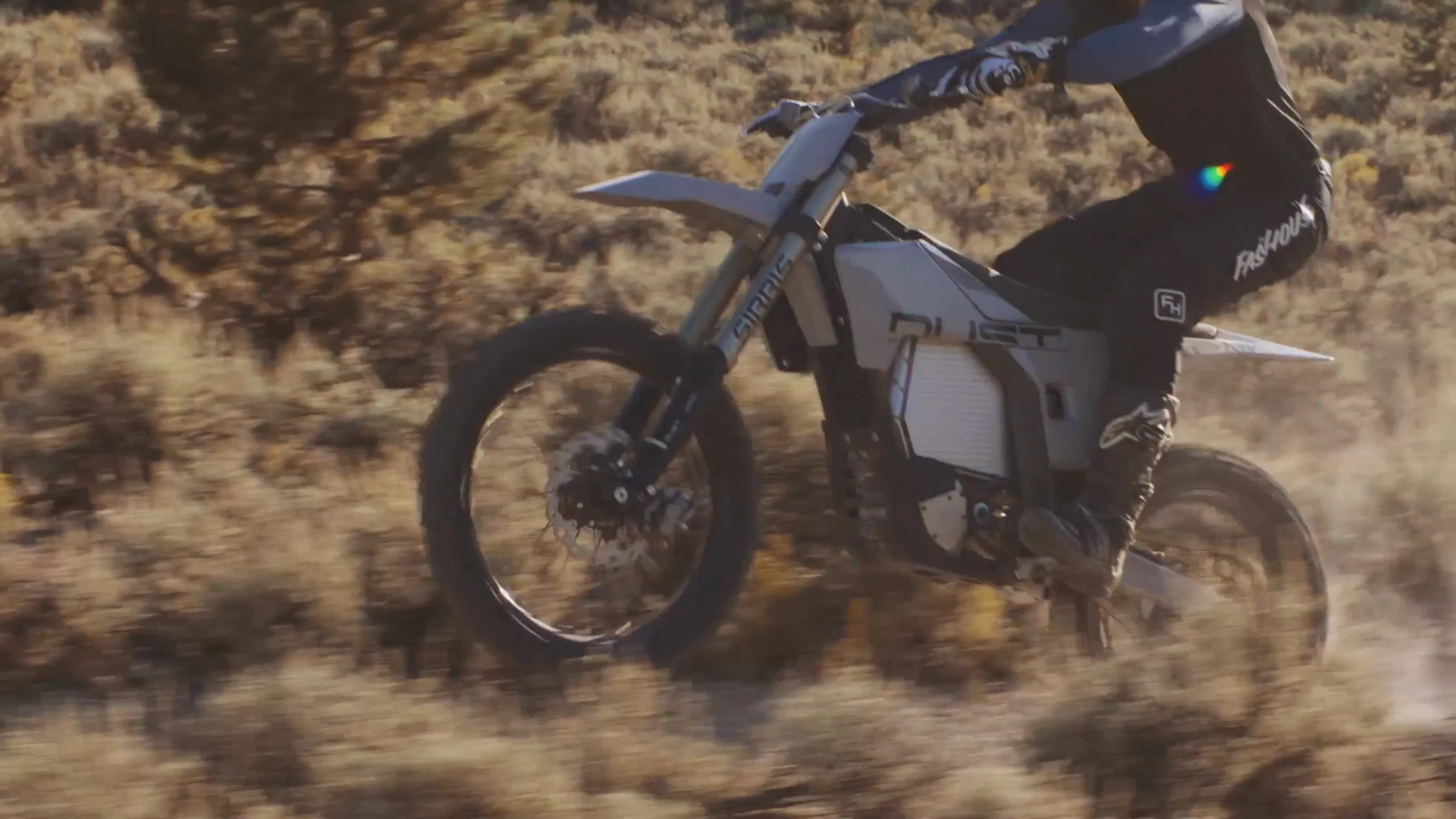 Dust Hightail в светлой минималистичной off-road комплектации. Статичный poster; полный motion-опыт доступен внутри Specials.