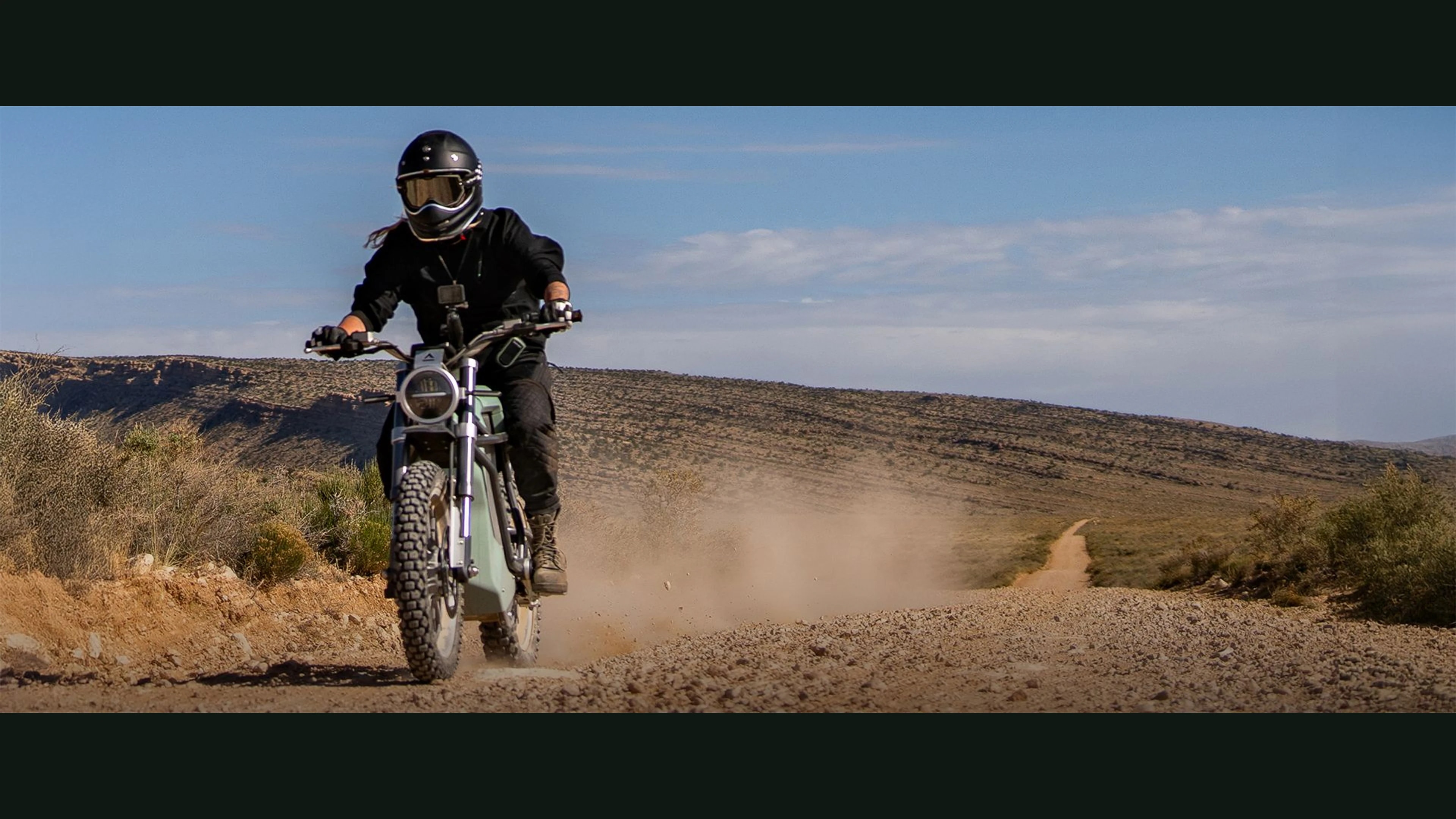 LAND District Scrambler в лёгкой модульной конфигурации. Статичный poster; полный motion-опыт доступен внутри Specials.
