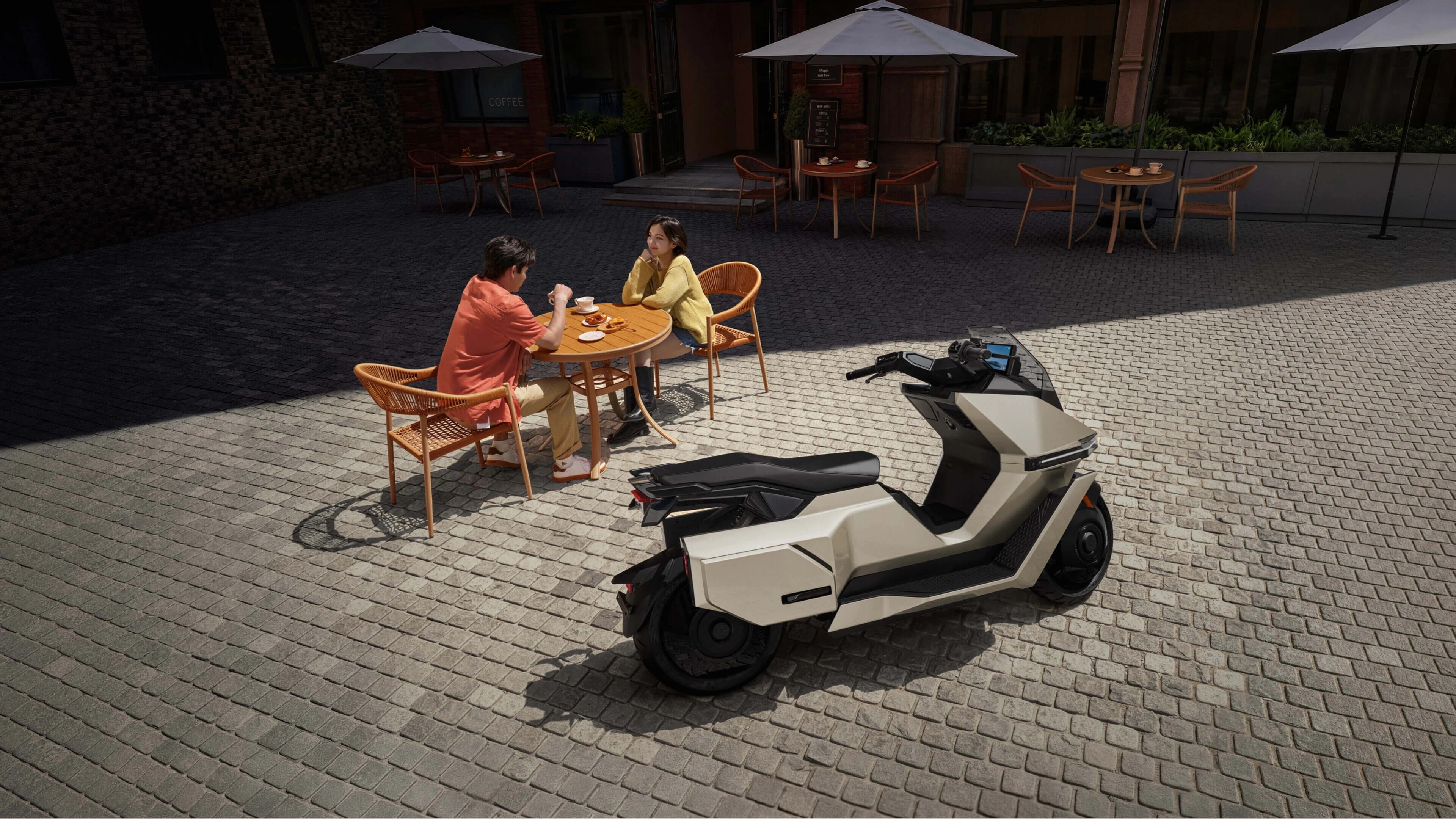 OMOWAY OMO X, футуристичный электрический MotoRobot с HALO cockpit. Статичный poster; полный motion-опыт доступен внутри Specials.