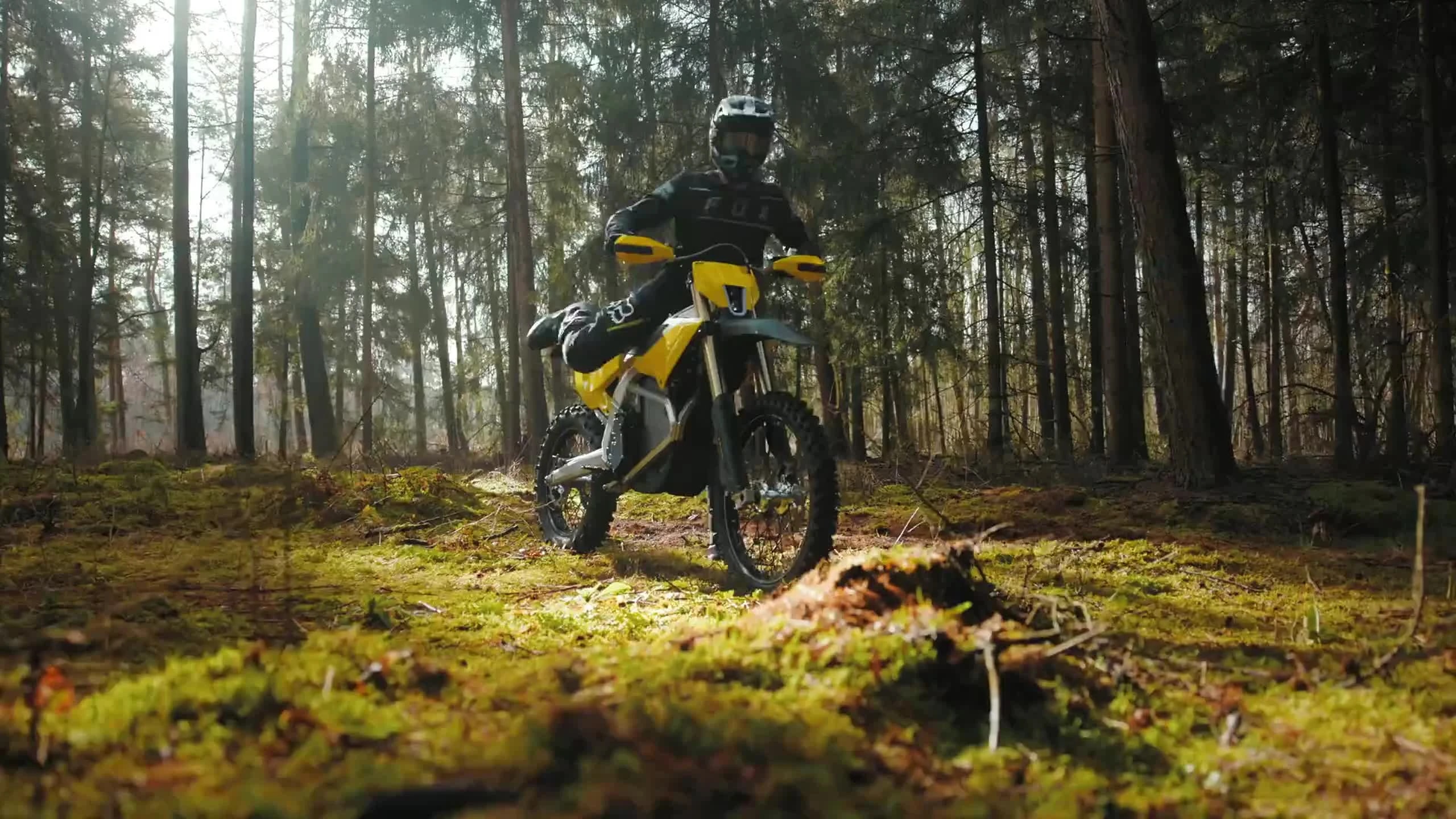 Radian EXR в исполнении Stern Yellow, предсерийный электрический enduro. Статичный poster; полный motion-опыт доступен внутри Specials.