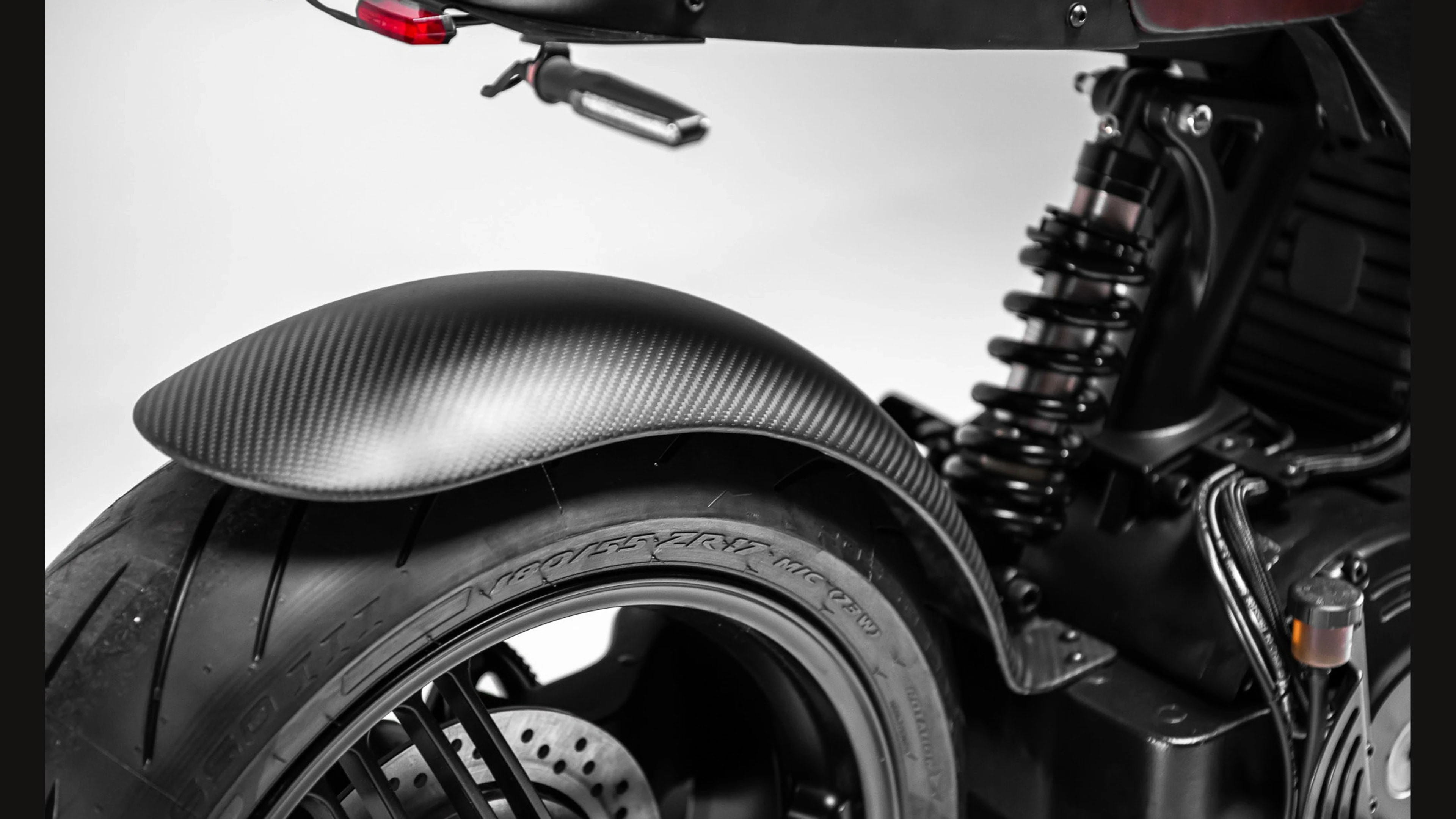 SAVIC C-Series Alpha, австралийский электрический café racer ручной сборки. Статичный poster; полный motion-опыт доступен внутри Specials.