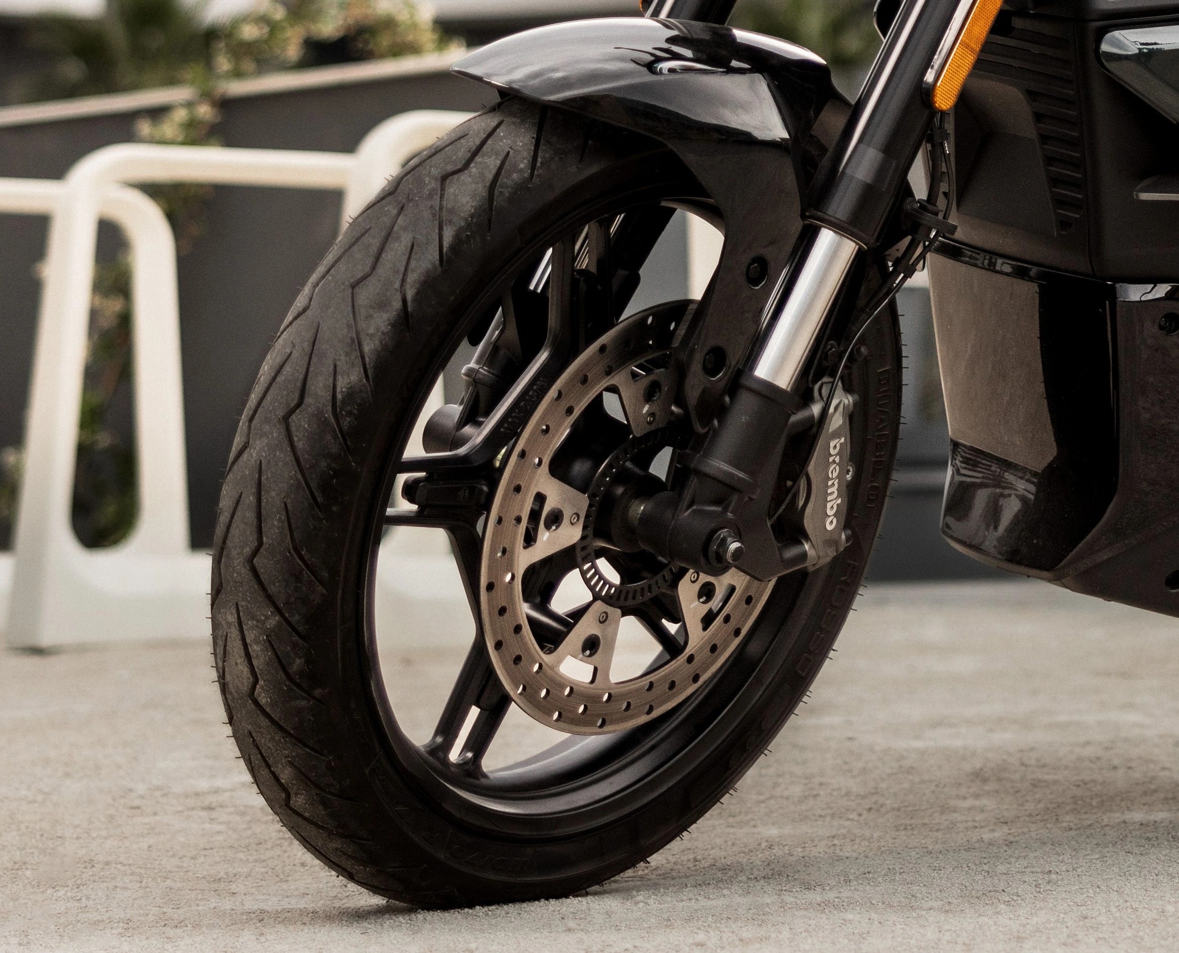 NIU RQi Sport — переднее колесо, вилка, тормозной диск и суппорт brembo