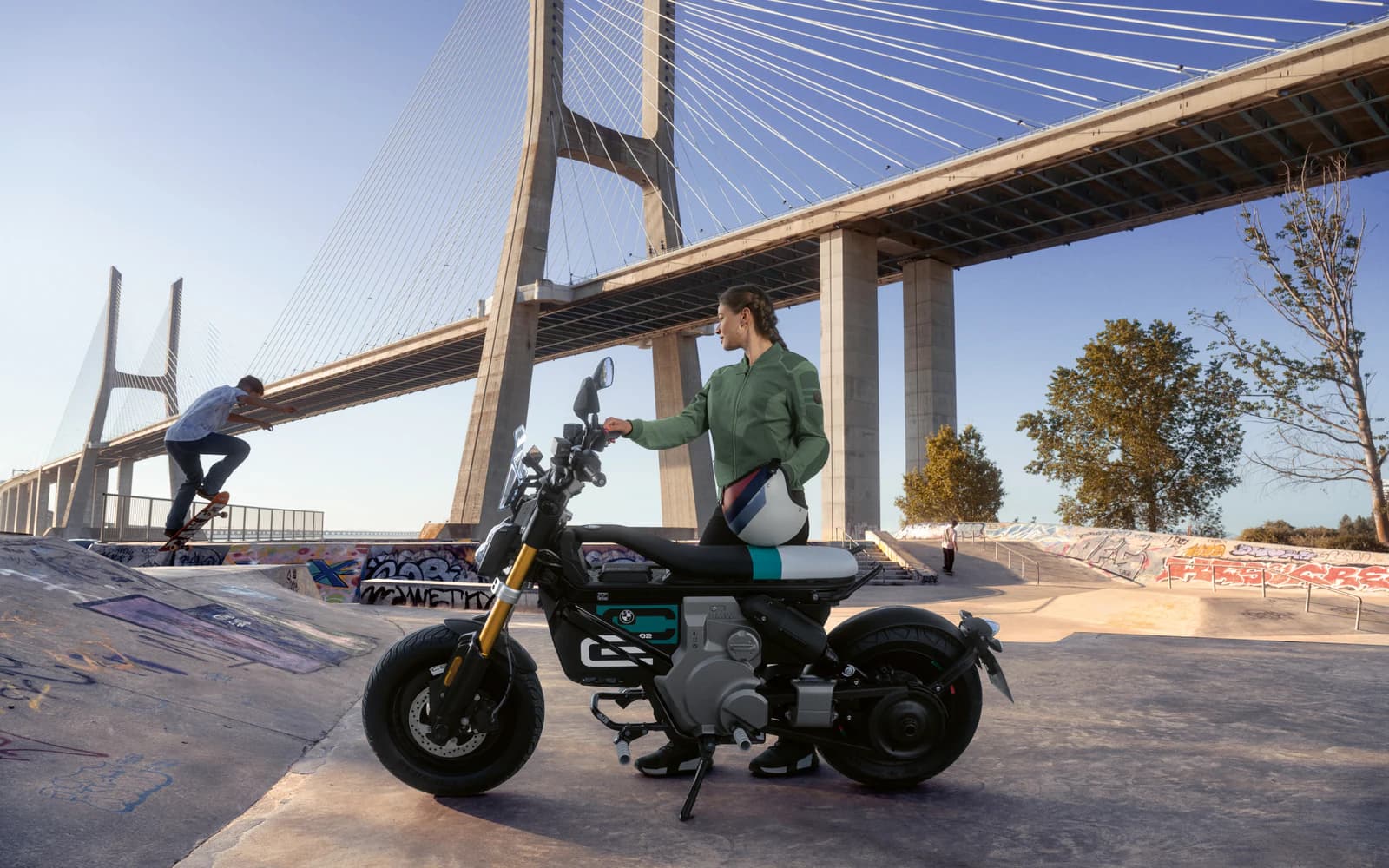 BMW CE 02 в исполнении Cosmic black 2, официальный вид сбоку